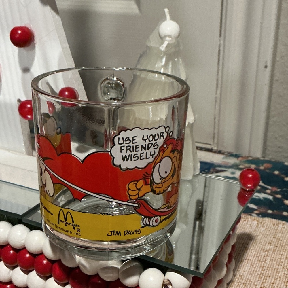 Vintage Garfield Glass Mug with Skateboard Design - Picture 3 of 6